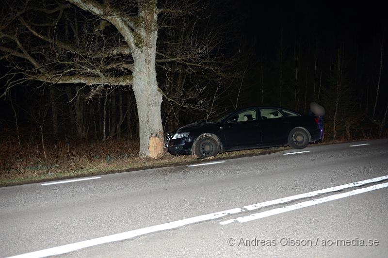 DSC_5299.JPG - Sedan vid 23,15 hände en trafikolycka mellan Klippan och Ljungbyhed där en personbil väjt för ett djur och krockat med ett träd. Två personer befann sig i bilen och båda fördes till sjukhus med okända skador. Då Klippans räddningstjänst var upptagen med bränderna fick man kalla ut Ljungbyhed. Som tur var så var det inte en så allvarlig olycka men det kunde ha slutat helt annorlunda med tanke på att närmaste styrkan var upptagen på en helt onödig händelse.