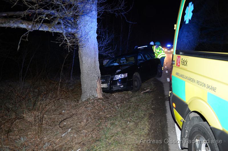 DSC_5300.JPG - Sedan vid 23,15 hände en trafikolycka mellan Klippan och Ljungbyhed där en personbil väjt för ett djur och krockat med ett träd. Två personer befann sig i bilen och båda fördes till sjukhus med okända skador. Då Klippans räddningstjänst var upptagen med bränderna fick man kalla ut Ljungbyhed. Som tur var så var det inte en så allvarlig olycka men det kunde ha slutat helt annorlunda med tanke på att närmaste styrkan var upptagen på en helt onödig händelse.