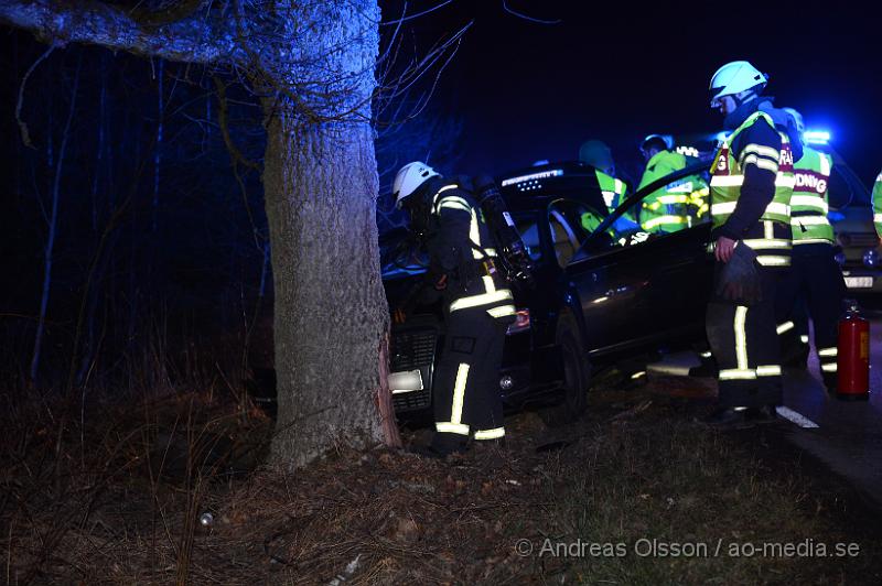 DSC_5302.JPG - Sedan vid 23,15 hände en trafikolycka mellan Klippan och Ljungbyhed där en personbil väjt för ett djur och krockat med ett träd. Två personer befann sig i bilen och båda fördes till sjukhus med okända skador. Då Klippans räddningstjänst var upptagen med bränderna fick man kalla ut Ljungbyhed. Som tur var så var det inte en så allvarlig olycka men det kunde ha slutat helt annorlunda med tanke på att närmaste styrkan var upptagen på en helt onödig händelse.