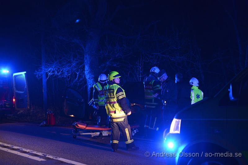 DSC_5303.JPG - Sedan vid 23,15 hände en trafikolycka mellan Klippan och Ljungbyhed där en personbil väjt för ett djur och krockat med ett träd. Två personer befann sig i bilen och båda fördes till sjukhus med okända skador. Då Klippans räddningstjänst var upptagen med bränderna fick man kalla ut Ljungbyhed. Som tur var så var det inte en så allvarlig olycka men det kunde ha slutat helt annorlunda med tanke på att närmaste styrkan var upptagen på en helt onödig händelse.