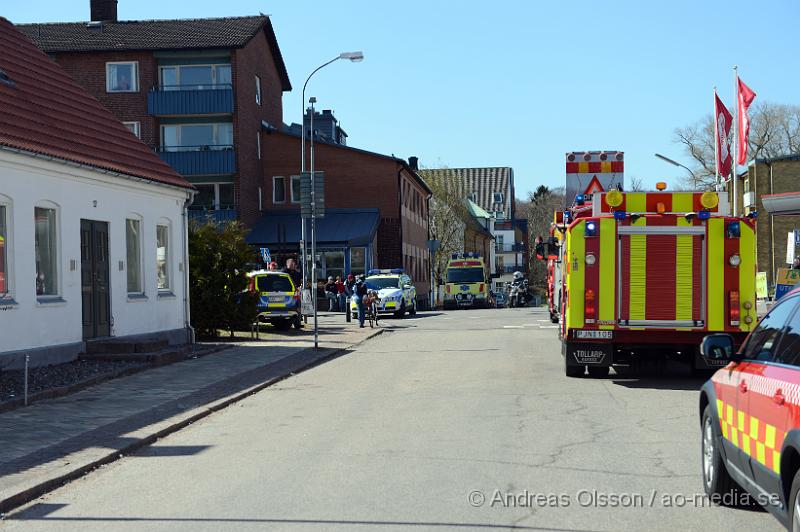 DSC_5369.JPG - På eftermiddagen larmades en större styrka till en misstänkt lägenhetsbrand i centrala Ängelholm, enligt inringare var det kraftig svart rökutveckling från en vindsvåning. Det är oklart vad som brunnit men branden kunde snabbt släckas ner av räddningstjänsten. Ingen person ska ha kommit till skada. Vägen utanför spärrades av under släcknings arbetet.