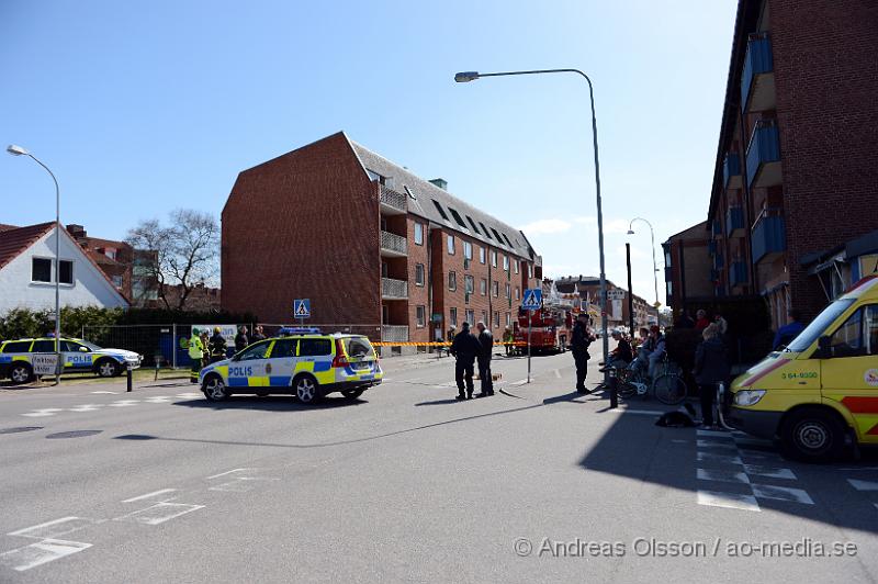 DSC_5373.JPG - På eftermiddagen larmades en större styrka till en misstänkt lägenhetsbrand i centrala Ängelholm, enligt inringare var det kraftig svart rökutveckling från en vindsvåning. Det är oklart vad som brunnit men branden kunde snabbt släckas ner av räddningstjänsten. Ingen person ska ha kommit till skada. Vägen utanför spärrades av under släcknings arbetet.