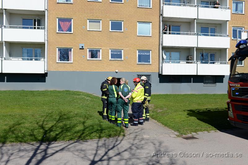 DSC_5502.JPG - Räddningstjänsten larmades till en lägenhet i Åstorp där man hade rökutveckling från källaren. Vad som brunnit är oklart men branden släcktes snabbt och man ventilerade ut röken. Ingen ska ha kommit till skada i branden.