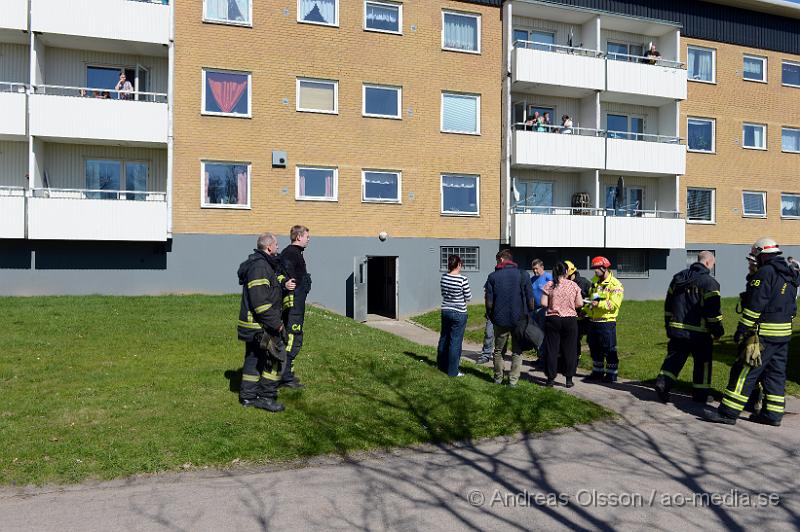 DSC_5503.JPG - Räddningstjänsten larmades till en lägenhet i Åstorp där man hade rökutveckling från källaren. Vad som brunnit är oklart men branden släcktes snabbt och man ventilerade ut röken. Ingen ska ha kommit till skada i branden.