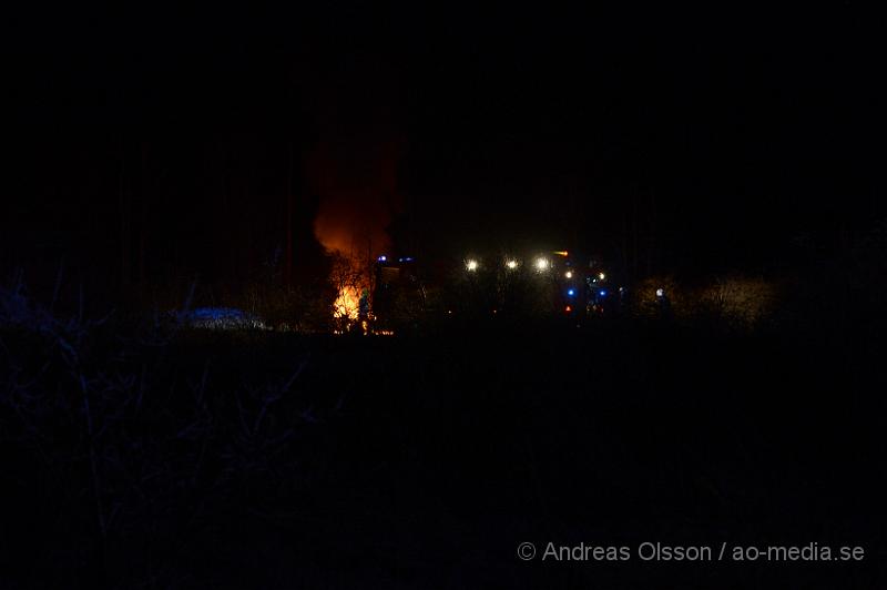 DSC_5505.JPG - Vid 03,15 larmades räddningstjänsten från Klippan tillsammans med polis till väg 13 strax utanför klippan där en personbil stod i lågor vid en vändplats strax utmed vägen. Man misstänker att branden är anlagd. Bilen blev helt utbränd.