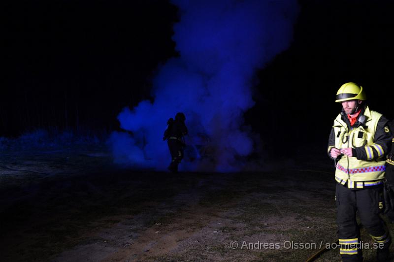 DSC_5506.JPG - Vid 03,15 larmades räddningstjänsten från Klippan tillsammans med polis till väg 13 strax utanför klippan där en personbil stod i lågor vid en vändplats strax utmed vägen. Man misstänker att branden är anlagd. Bilen blev helt utbränd.