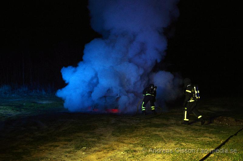 DSC_5507.JPG - Vid 03,15 larmades räddningstjänsten från Klippan tillsammans med polis till väg 13 strax utanför klippan där en personbil stod i lågor vid en vändplats strax utmed vägen. Man misstänker att branden är anlagd. Bilen blev helt utbränd.