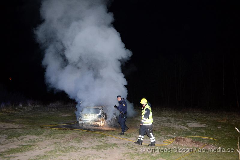 DSC_5510.JPG - Vid 03,15 larmades räddningstjänsten från Klippan tillsammans med polis till väg 13 strax utanför klippan där en personbil stod i lågor vid en vändplats strax utmed vägen. Man misstänker att branden är anlagd. Bilen blev helt utbränd.