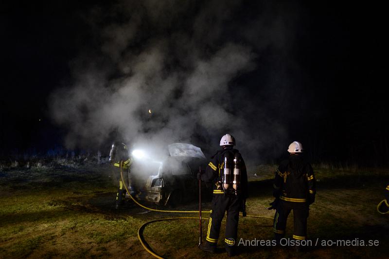 DSC_5512.JPG - Vid 03,15 larmades räddningstjänsten från Klippan tillsammans med polis till väg 13 strax utanför klippan där en personbil stod i lågor vid en vändplats strax utmed vägen. Man misstänker att branden är anlagd. Bilen blev helt utbränd.