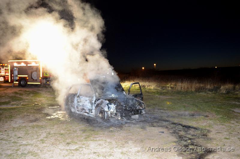 DSC_5513.JPG - Vid 03,15 larmades räddningstjänsten från Klippan tillsammans med polis till väg 13 strax utanför klippan där en personbil stod i lågor vid en vändplats strax utmed vägen. Man misstänker att branden är anlagd. Bilen blev helt utbränd.