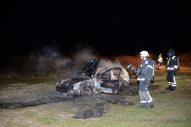 DSC_5514.JPG - Vid 03,15 larmades räddningstjänsten från Klippan tillsammans med polis till väg 13 strax utanför klippan där en personbil stod i lågor vid en vändplats strax utmed vägen. Man misstänker att branden är anlagd. Bilen blev helt utbränd.