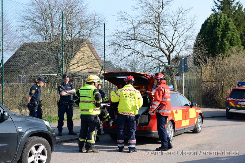 DSC_5539.JPG - Strax innan kl 17 larmades räddningstjänsten till Snyggatorpsskolan där det gått ett automatlarm. När räddningstjänsten kom till platsen kunde man konstatera rökutveckling från källaren. Flera enheter larmades då till platsen och man började genomsöka skolan. Efter att man sökt igenom skolan en längre tid kunde man inte hitta någon brand och inte heller vad rökutvecklingen berodde på.