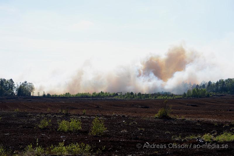 DSC_5857.JPG - Strax efter 14,30 larmades räddningstjänsten från Örkelljunga och Skånes Fagerhult till en brand i torvmossen, Flåsmyren. Branden visade sig vara av större omfattning och flera räddningstjänster larmades ut till platsen. Det visade sig att branden var av större omfattning än man trott och branden skulle pågå i flera dagar och ett område på omkring 500 000 kvm brann. Man tog hjälp av militären, helikopter, Räddningsfordon från runtomkring skåne för att arbeta med släckningnen. E4an fick stängas av i 2-3 dagar pga rökutvecklingen. Och trafiken fick ledas om genom gamla E4an. Inga personer ska ha skadats allvarligt i branden men värden för flera miljoner ska ha gått upp i rök. Under det intensivaste släckningsdagarna var man uppemot 100 personer som arbetade med branden, Brandmän,frivilliga och hemvärnet.