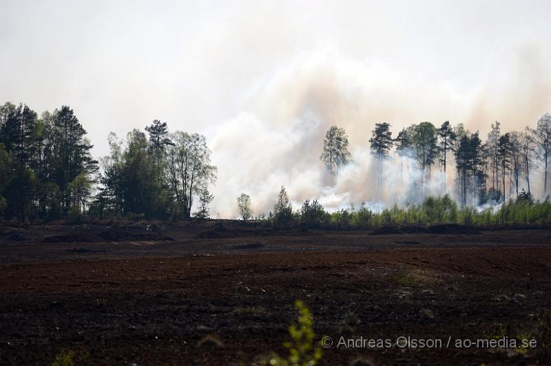 DSC_5863.JPG - Strax efter 14,30 larmades räddningstjänsten från Örkelljunga och Skånes Fagerhult till en brand i torvmossen, Flåsmyren. Branden visade sig vara av större omfattning och flera räddningstjänster larmades ut till platsen. Det visade sig att branden var av större omfattning än man trott och branden skulle pågå i flera dagar och ett område på omkring 500 000 kvm brann. Man tog hjälp av militären, helikopter, Räddningsfordon från runtomkring skåne för att arbeta med släckningnen. E4an fick stängas av i 2-3 dagar pga rökutvecklingen. Och trafiken fick ledas om genom gamla E4an. Inga personer ska ha skadats allvarligt i branden men värden för flera miljoner ska ha gått upp i rök. Under det intensivaste släckningsdagarna var man uppemot 100 personer som arbetade med branden, Brandmän,frivilliga och hemvärnet.