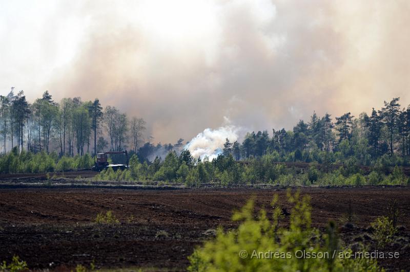 DSC_5869.JPG - Strax efter 14,30 larmades räddningstjänsten från Örkelljunga och Skånes Fagerhult till en brand i torvmossen, Flåsmyren. Branden visade sig vara av större omfattning och flera räddningstjänster larmades ut till platsen. Det visade sig att branden var av större omfattning än man trott och branden skulle pågå i flera dagar och ett område på omkring 500 000 kvm brann. Man tog hjälp av militären, helikopter, Räddningsfordon från runtomkring skåne för att arbeta med släckningnen. E4an fick stängas av i 2-3 dagar pga rökutvecklingen. Och trafiken fick ledas om genom gamla E4an. Inga personer ska ha skadats allvarligt i branden men värden för flera miljoner ska ha gått upp i rök. Under det intensivaste släckningsdagarna var man uppemot 100 personer som arbetade med branden, Brandmän,frivilliga och hemvärnet.