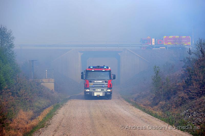 DSC_5870.JPG - Strax efter 14,30 larmades räddningstjänsten från Örkelljunga och Skånes Fagerhult till en brand i torvmossen, Flåsmyren. Branden visade sig vara av större omfattning och flera räddningstjänster larmades ut till platsen. Det visade sig att branden var av större omfattning än man trott och branden skulle pågå i flera dagar och ett område på omkring 500 000 kvm brann. Man tog hjälp av militären, helikopter, Räddningsfordon från runtomkring skåne för att arbeta med släckningnen. E4an fick stängas av i 2-3 dagar pga rökutvecklingen. Och trafiken fick ledas om genom gamla E4an. Inga personer ska ha skadats allvarligt i branden men värden för flera miljoner ska ha gått upp i rök. Under det intensivaste släckningsdagarna var man uppemot 100 personer som arbetade med branden, Brandmän,frivilliga och hemvärnet.