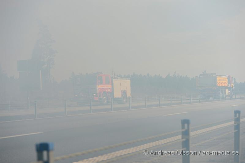 DSC_5873.JPG - Strax efter 14,30 larmades räddningstjänsten från Örkelljunga och Skånes Fagerhult till en brand i torvmossen, Flåsmyren. Branden visade sig vara av större omfattning och flera räddningstjänster larmades ut till platsen. Det visade sig att branden var av större omfattning än man trott och branden skulle pågå i flera dagar och ett område på omkring 500 000 kvm brann. Man tog hjälp av militären, helikopter, Räddningsfordon från runtomkring skåne för att arbeta med släckningnen. E4an fick stängas av i 2-3 dagar pga rökutvecklingen. Och trafiken fick ledas om genom gamla E4an. Inga personer ska ha skadats allvarligt i branden men värden för flera miljoner ska ha gått upp i rök. Under det intensivaste släckningsdagarna var man uppemot 100 personer som arbetade med branden, Brandmän,frivilliga och hemvärnet.