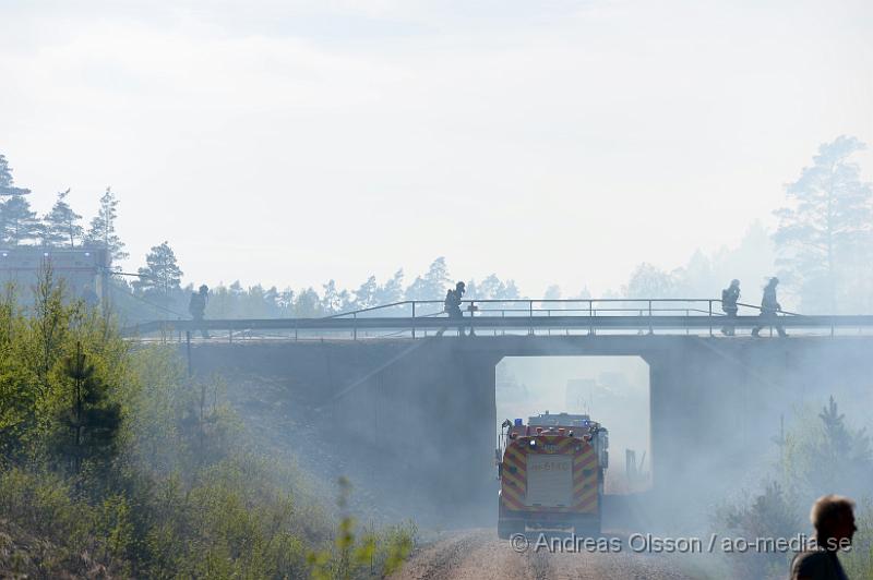 DSC_5874.JPG - Strax efter 14,30 larmades räddningstjänsten från Örkelljunga och Skånes Fagerhult till en brand i torvmossen, Flåsmyren. Branden visade sig vara av större omfattning och flera räddningstjänster larmades ut till platsen. Det visade sig att branden var av större omfattning än man trott och branden skulle pågå i flera dagar och ett område på omkring 500 000 kvm brann. Man tog hjälp av militären, helikopter, Räddningsfordon från runtomkring skåne för att arbeta med släckningnen. E4an fick stängas av i 2-3 dagar pga rökutvecklingen. Och trafiken fick ledas om genom gamla E4an. Inga personer ska ha skadats allvarligt i branden men värden för flera miljoner ska ha gått upp i rök. Under det intensivaste släckningsdagarna var man uppemot 100 personer som arbetade med branden, Brandmän,frivilliga och hemvärnet.