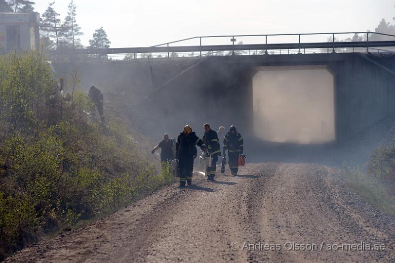 DSC_5883.JPG - Strax efter 14,30 larmades räddningstjänsten från Örkelljunga och Skånes Fagerhult till en brand i torvmossen, Flåsmyren. Branden visade sig vara av större omfattning och flera räddningstjänster larmades ut till platsen. Det visade sig att branden var av större omfattning än man trott och branden skulle pågå i flera dagar och ett område på omkring 500 000 kvm brann. Man tog hjälp av militären, helikopter, Räddningsfordon från runtomkring skåne för att arbeta med släckningnen. E4an fick stängas av i 2-3 dagar pga rökutvecklingen. Och trafiken fick ledas om genom gamla E4an. Inga personer ska ha skadats allvarligt i branden men värden för flera miljoner ska ha gått upp i rök. Under det intensivaste släckningsdagarna var man uppemot 100 personer som arbetade med branden, Brandmän,frivilliga och hemvärnet.