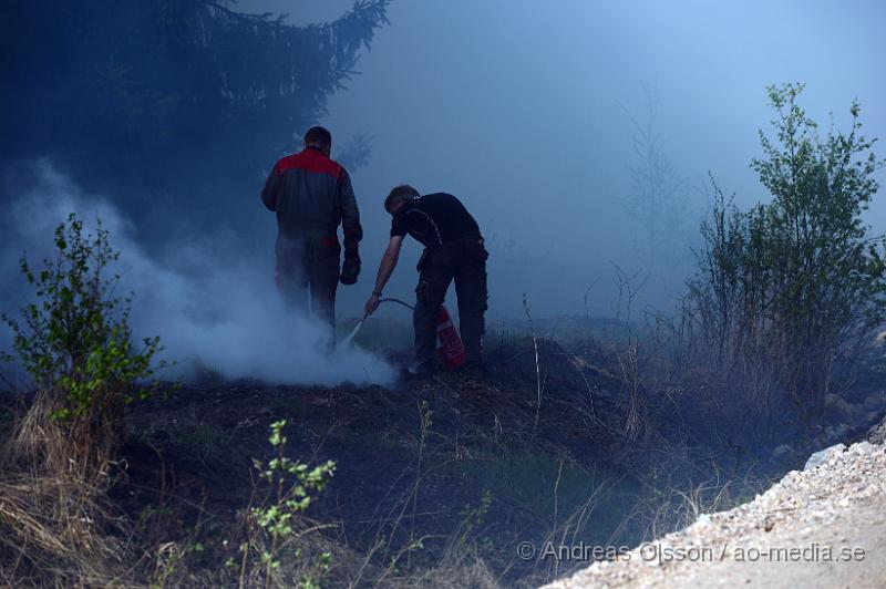 DSC_5884.JPG - Strax efter 14,30 larmades räddningstjänsten från Örkelljunga och Skånes Fagerhult till en brand i torvmossen, Flåsmyren. Branden visade sig vara av större omfattning och flera räddningstjänster larmades ut till platsen. Det visade sig att branden var av större omfattning än man trott och branden skulle pågå i flera dagar och ett område på omkring 500 000 kvm brann. Man tog hjälp av militären, helikopter, Räddningsfordon från runtomkring skåne för att arbeta med släckningnen. E4an fick stängas av i 2-3 dagar pga rökutvecklingen. Och trafiken fick ledas om genom gamla E4an. Inga personer ska ha skadats allvarligt i branden men värden för flera miljoner ska ha gått upp i rök. Under det intensivaste släckningsdagarna var man uppemot 100 personer som arbetade med branden, Brandmän,frivilliga och hemvärnet.