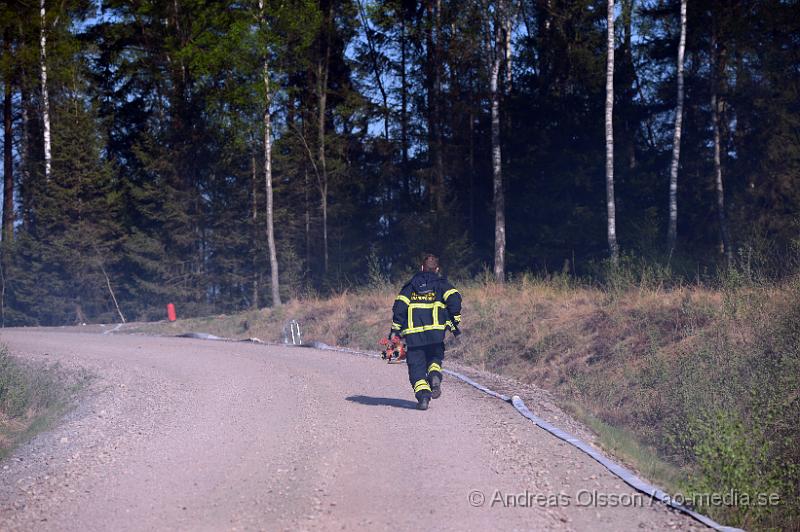DSC_5885.JPG - Strax efter 14,30 larmades räddningstjänsten från Örkelljunga och Skånes Fagerhult till en brand i torvmossen, Flåsmyren. Branden visade sig vara av större omfattning och flera räddningstjänster larmades ut till platsen. Det visade sig att branden var av större omfattning än man trott och branden skulle pågå i flera dagar och ett område på omkring 500 000 kvm brann. Man tog hjälp av militären, helikopter, Räddningsfordon från runtomkring skåne för att arbeta med släckningnen. E4an fick stängas av i 2-3 dagar pga rökutvecklingen. Och trafiken fick ledas om genom gamla E4an. Inga personer ska ha skadats allvarligt i branden men värden för flera miljoner ska ha gått upp i rök. Under det intensivaste släckningsdagarna var man uppemot 100 personer som arbetade med branden, Brandmän,frivilliga och hemvärnet.