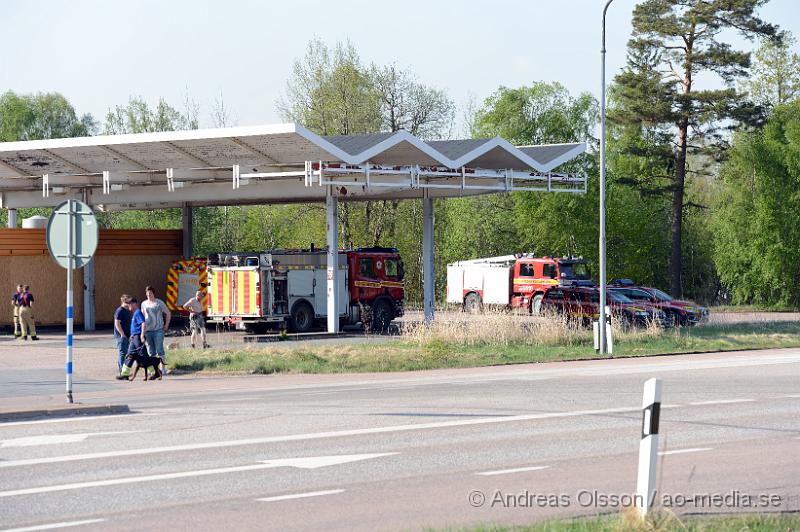 DSC_5900.JPG - Strax efter 14,30 larmades räddningstjänsten från Örkelljunga och Skånes Fagerhult till en brand i torvmossen, Flåsmyren. Branden visade sig vara av större omfattning och flera räddningstjänster larmades ut till platsen. Det visade sig att branden var av större omfattning än man trott och branden skulle pågå i flera dagar och ett område på omkring 500 000 kvm brann. Man tog hjälp av militären, helikopter, Räddningsfordon från runtomkring skåne för att arbeta med släckningnen. E4an fick stängas av i 2-3 dagar pga rökutvecklingen. Och trafiken fick ledas om genom gamla E4an. Inga personer ska ha skadats allvarligt i branden men värden för flera miljoner ska ha gått upp i rök. Under det intensivaste släckningsdagarna var man uppemot 100 personer som arbetade med branden, Brandmän,frivilliga och hemvärnet.