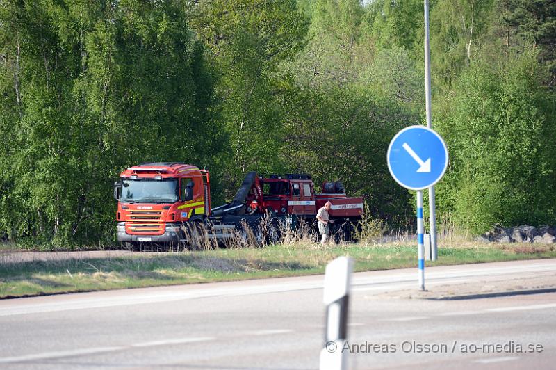 DSC_5904.JPG - Strax efter 14,30 larmades räddningstjänsten från Örkelljunga och Skånes Fagerhult till en brand i torvmossen, Flåsmyren. Branden visade sig vara av större omfattning och flera räddningstjänster larmades ut till platsen. Det visade sig att branden var av större omfattning än man trott och branden skulle pågå i flera dagar och ett område på omkring 500 000 kvm brann. Man tog hjälp av militären, helikopter, Räddningsfordon från runtomkring skåne för att arbeta med släckningnen. E4an fick stängas av i 2-3 dagar pga rökutvecklingen. Och trafiken fick ledas om genom gamla E4an. Inga personer ska ha skadats allvarligt i branden men värden för flera miljoner ska ha gått upp i rök. Under det intensivaste släckningsdagarna var man uppemot 100 personer som arbetade med branden, Brandmän,frivilliga och hemvärnet.