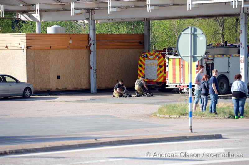 DSC_5906.JPG - Strax efter 14,30 larmades räddningstjänsten från Örkelljunga och Skånes Fagerhult till en brand i torvmossen, Flåsmyren. Branden visade sig vara av större omfattning och flera räddningstjänster larmades ut till platsen. Det visade sig att branden var av större omfattning än man trott och branden skulle pågå i flera dagar och ett område på omkring 500 000 kvm brann. Man tog hjälp av militären, helikopter, Räddningsfordon från runtomkring skåne för att arbeta med släckningnen. E4an fick stängas av i 2-3 dagar pga rökutvecklingen. Och trafiken fick ledas om genom gamla E4an. Inga personer ska ha skadats allvarligt i branden men värden för flera miljoner ska ha gått upp i rök. Under det intensivaste släckningsdagarna var man uppemot 100 personer som arbetade med branden, Brandmän,frivilliga och hemvärnet.