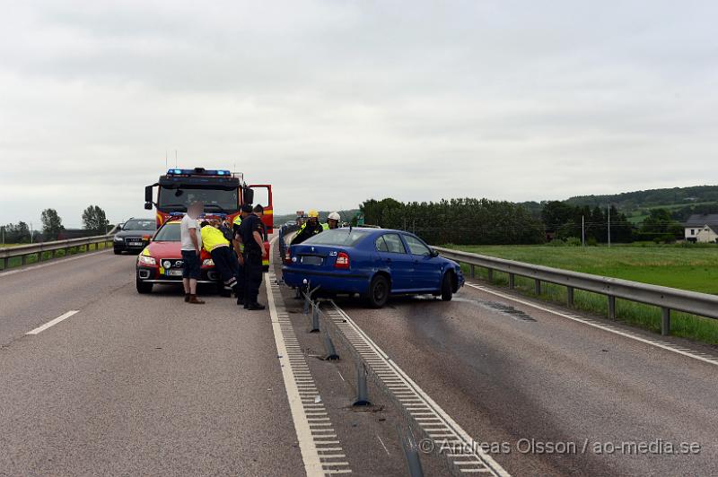 DSC_6437.JPG - Vid 14,30 larmades räddningstjänst, ambulans och polis till väg 21 strax utanför Åstorp där en personbil av oklar anledning kolliderat med mitträcket i riktning mot Klippan. En person fanns i bilen och det är oklart vilka skador denne fått. Vägen var helt avstängd i riktning mot Klippan och långa köer bildades, även ett körfält i andra riktningen stängdes av.