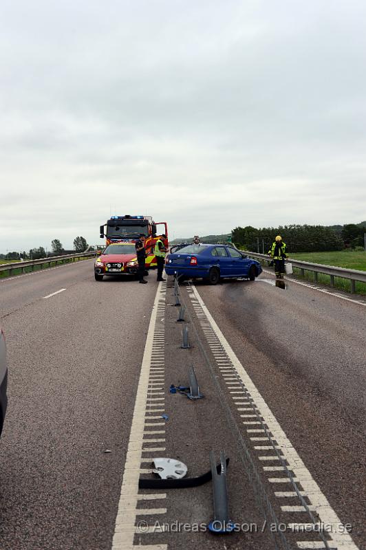 DSC_6439.JPG - Vid 14,30 larmades räddningstjänst, ambulans och polis till väg 21 strax utanför Åstorp där en personbil av oklar anledning kolliderat med mitträcket i riktning mot Klippan. En person fanns i bilen och det är oklart vilka skador denne fått. Vägen var helt avstängd i riktning mot Klippan och långa köer bildades, även ett körfält i andra riktningen stängdes av.