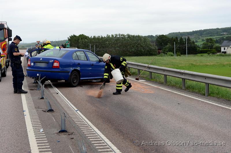 DSC_6441.JPG - Vid 14,30 larmades räddningstjänst, ambulans och polis till väg 21 strax utanför Åstorp där en personbil av oklar anledning kolliderat med mitträcket i riktning mot Klippan. En person fanns i bilen och det är oklart vilka skador denne fått. Vägen var helt avstängd i riktning mot Klippan och långa köer bildades, även ett körfält i andra riktningen stängdes av.