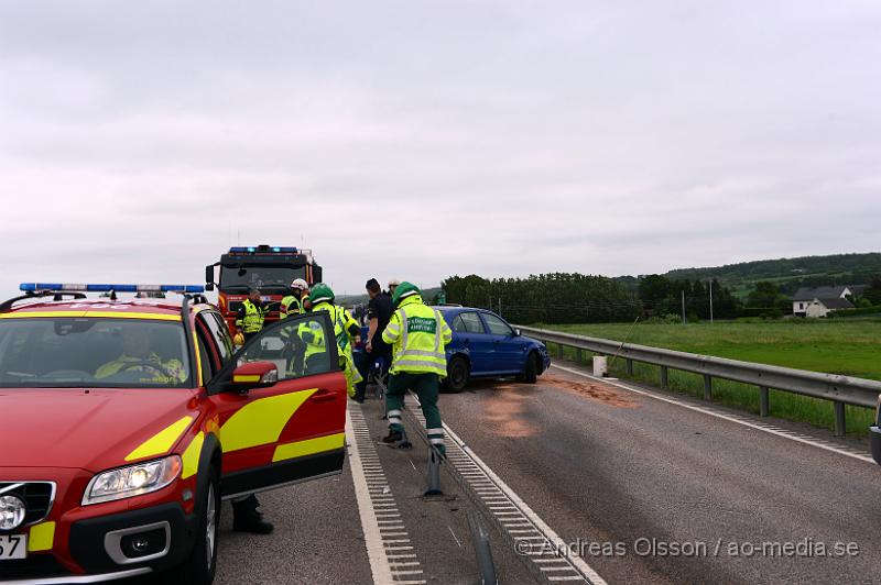 DSC_6444.JPG - Vid 14,30 larmades räddningstjänst, ambulans och polis till väg 21 strax utanför Åstorp där en personbil av oklar anledning kolliderat med mitträcket i riktning mot Klippan. En person fanns i bilen och det är oklart vilka skador denne fått. Vägen var helt avstängd i riktning mot Klippan och långa köer bildades, även ett körfält i andra riktningen stängdes av.