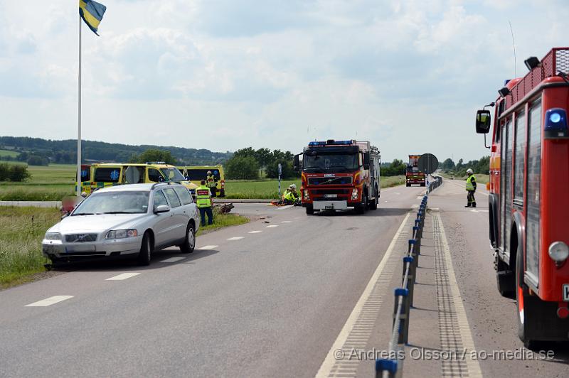 DSC_7529.JPG - Vid 14,30 larmades räddningstjänst, ambulans och polis till väg 21 där en personbil kolliderat med en moped. Det är oklart hur olyckan gått till. Mopedföraren skadades oklart hur allvarligt men misstänkta frakturer. Personbils föraren chokades. Minst en person fördes till sjukhus, Mopedisten. Vägen var avstängd under räddningsarbetet.