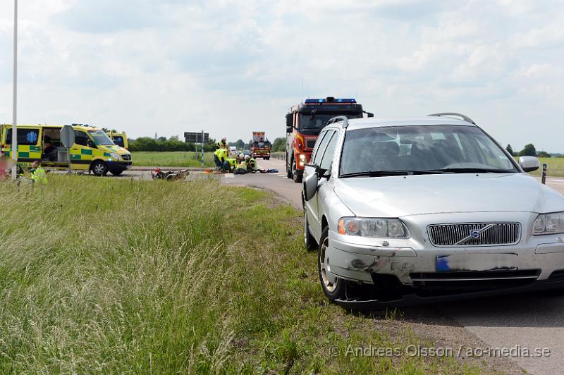 DSC_7531.JPG - Vid 14,30 larmades räddningstjänst, ambulans och polis till väg 21 där en personbil kolliderat med en moped. Det är oklart hur olyckan gått till. Mopedföraren skadades oklart hur allvarligt men misstänkta frakturer. Personbils föraren chokades. Minst en person fördes till sjukhus, Mopedisten. Vägen var avstängd under räddningsarbetet.