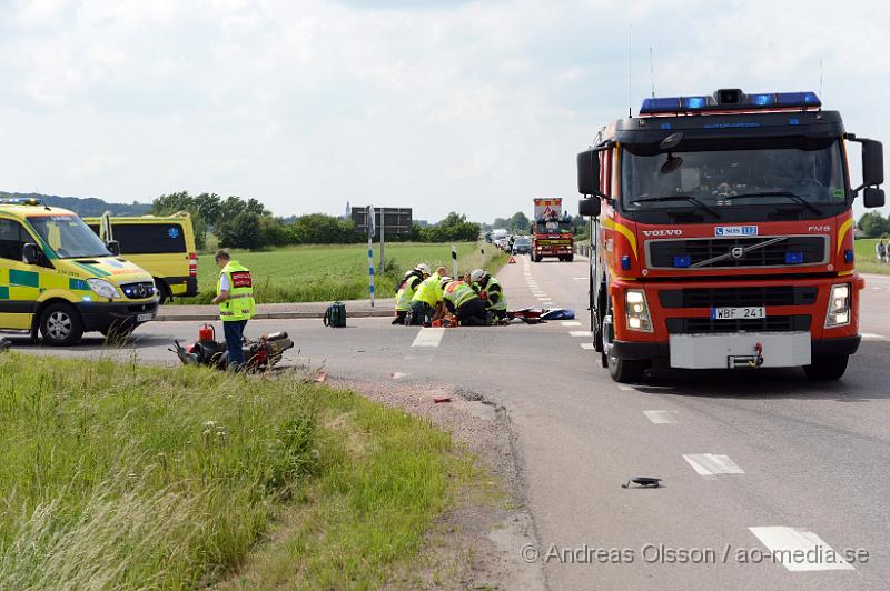 DSC_7533.JPG - Vid 14,30 larmades räddningstjänst, ambulans och polis till väg 21 där en personbil kolliderat med en moped. Det är oklart hur olyckan gått till. Mopedföraren skadades oklart hur allvarligt men misstänkta frakturer. Personbils föraren chokades. Minst en person fördes till sjukhus, Mopedisten. Vägen var avstängd under räddningsarbetet.