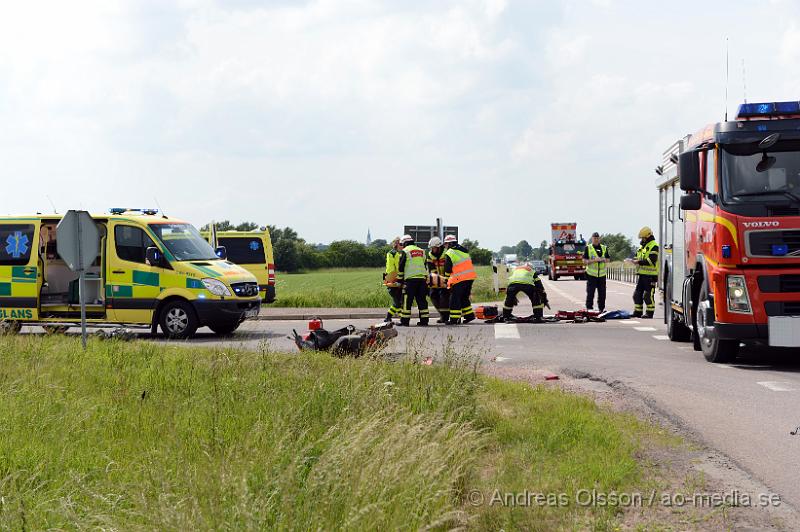 DSC_7535.JPG - Vid 14,30 larmades räddningstjänst, ambulans och polis till väg 21 där en personbil kolliderat med en moped. Det är oklart hur olyckan gått till. Mopedföraren skadades oklart hur allvarligt men misstänkta frakturer. Personbils föraren chokades. Minst en person fördes till sjukhus, Mopedisten. Vägen var avstängd under räddningsarbetet..