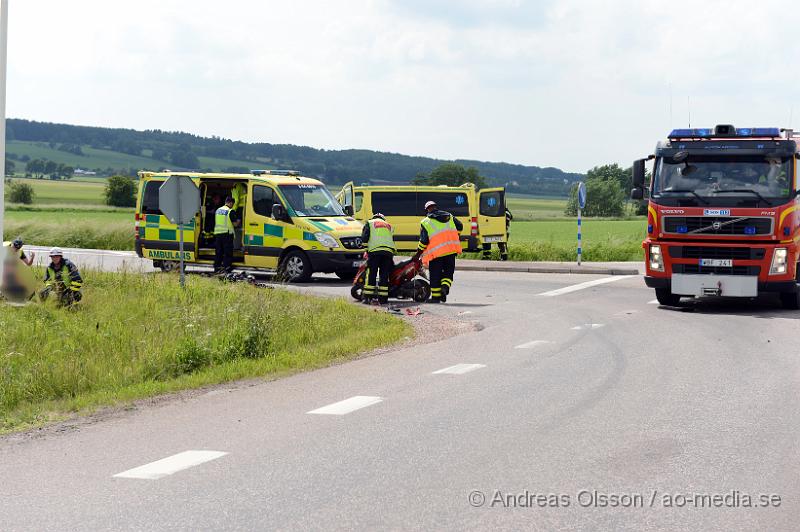 DSC_7538.JPG - Vid 14,30 larmades räddningstjänst, ambulans och polis till väg 21 där en personbil kolliderat med en moped. Det är oklart hur olyckan gått till. Mopedföraren skadades oklart hur allvarligt men misstänkta frakturer. Personbils föraren chokades. Minst en person fördes till sjukhus, Mopedisten. Vägen var avstängd under räddningsarbetet.