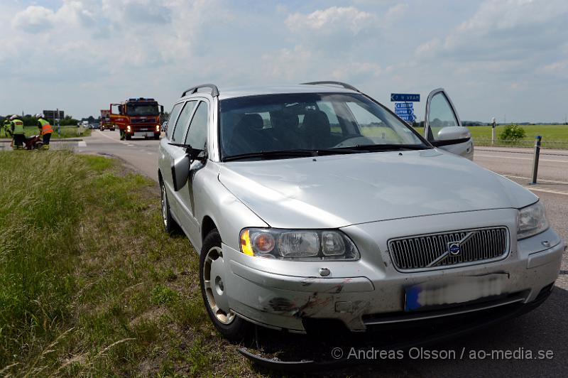 DSC_7540.JPG - Vid 14,30 larmades räddningstjänst, ambulans och polis till väg 21 där en personbil kolliderat med en moped. Det är oklart hur olyckan gått till. Mopedföraren skadades oklart hur allvarligt men misstänkta frakturer. Personbils föraren chokades. Minst en person fördes till sjukhus, Mopedisten. Vägen var avstängd under räddningsarbetet.