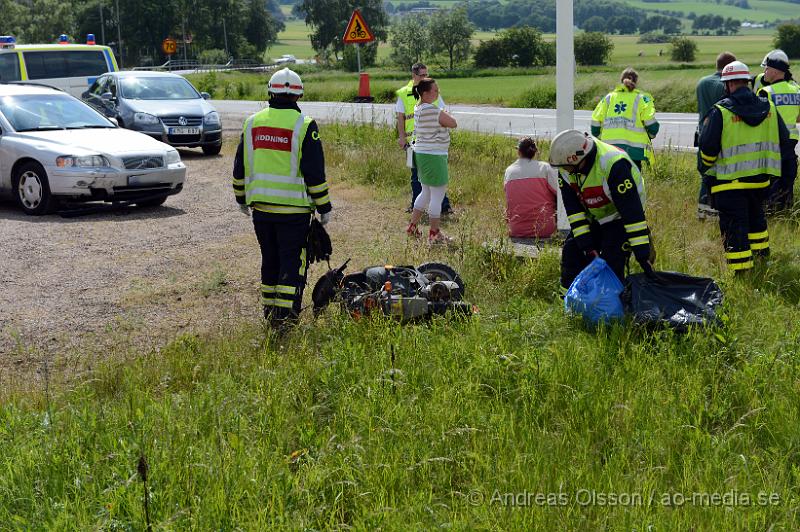 DSC_7543.JPG - Vid 14,30 larmades räddningstjänst, ambulans och polis till väg 21 där en personbil kolliderat med en moped. Det är oklart hur olyckan gått till. Mopedföraren skadades oklart hur allvarligt men misstänkta frakturer. Personbils föraren chokades. Minst en person fördes till sjukhus, Mopedisten. Vägen var avstängd under räddningsarbetet.