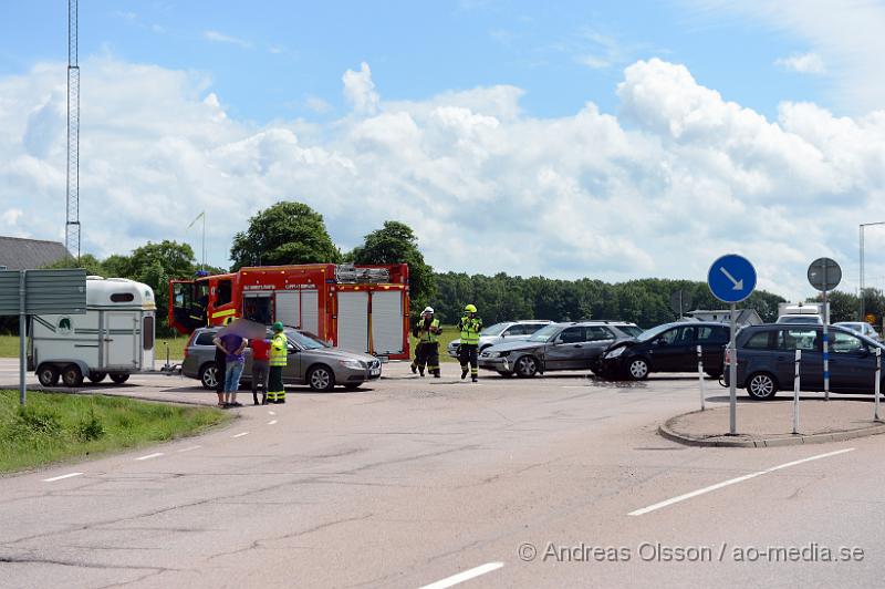 DSC_8198.JPG - Vid 13:30 larmades räddningstjänsten, polis och ambulans till korsningen väg 21/Krikavägen där två personbilar kolliderat med varandra. Två personer var inblandade och både hade tagit sig ut själva innan räddningstjänsten kom fram till platsen. Två personer fördes med ambulans till sjukhus, oklart med vilka skador. Det rådde begränsad framkomlighet under räddnings och bärgningsarbetet.