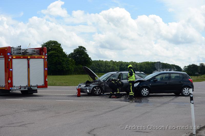 DSC_8200.JPG - Vid 13:30 larmades räddningstjänsten, polis och ambulans till korsningen väg 21/Krikavägen där två personbilar kolliderat med varandra. Två personer var inblandade och både hade tagit sig ut själva innan räddningstjänsten kom fram till platsen. Två personer fördes med ambulans till sjukhus, oklart med vilka skador. Det rådde begränsad framkomlighet under räddnings och bärgningsarbetet.