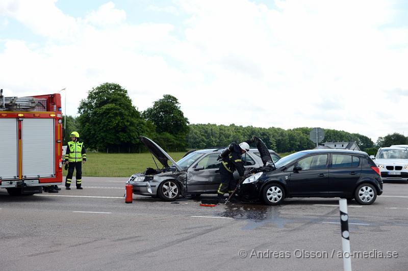 DSC_8203.JPG - Vid 13:30 larmades räddningstjänsten, polis och ambulans till korsningen väg 21/Krikavägen där två personbilar kolliderat med varandra. Två personer var inblandade och både hade tagit sig ut själva innan räddningstjänsten kom fram till platsen. Två personer fördes med ambulans till sjukhus, oklart med vilka skador. Det rådde begränsad framkomlighet under räddnings och bärgningsarbetet.