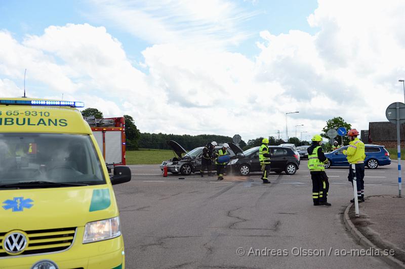 DSC_8205.JPG - Vid 13:30 larmades räddningstjänsten, polis och ambulans till korsningen väg 21/Krikavägen där två personbilar kolliderat med varandra. Två personer var inblandade och både hade tagit sig ut själva innan räddningstjänsten kom fram till platsen. Två personer fördes med ambulans till sjukhus, oklart med vilka skador. Det rådde begränsad framkomlighet under räddnings och bärgningsarbetet.