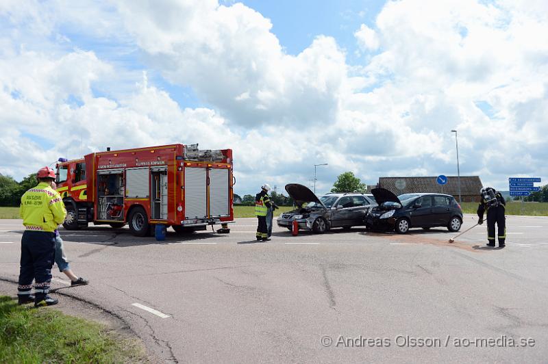 DSC_8207.JPG - Vid 13:30 larmades räddningstjänsten, polis och ambulans till korsningen väg 21/Krikavägen där två personbilar kolliderat med varandra. Två personer var inblandade och både hade tagit sig ut själva innan räddningstjänsten kom fram till platsen. Två personer fördes med ambulans till sjukhus, oklart med vilka skador. Det rådde begränsad framkomlighet under räddnings och bärgningsarbetet.