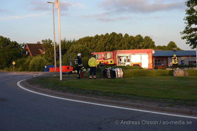 DSC_8387.JPG - Strax efter 05 på morgonen larmades räddningstjänst, ambulans och polis till en singelolycka med en mc vid rondellen i utkanten av centrala Klippan. Det var en mc förare som av oklar anledning vält i rondellen. Skadeläget på mc föraren är oklart men fördes med ambulans till sjukhus. Begränsad framkomlighet under räddningsarbetet.