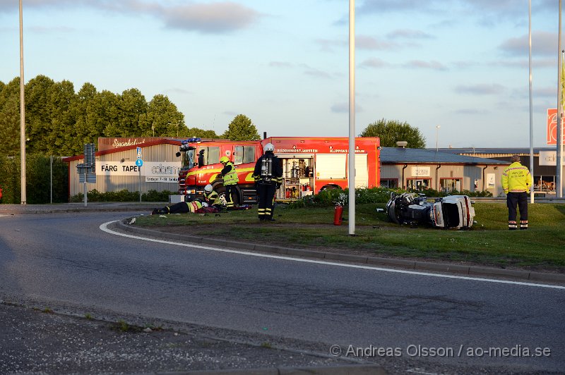 DSC_8389.JPG - Strax efter 05 på morgonen larmades räddningstjänst, ambulans och polis till en singelolycka med en mc vid rondellen i utkanten av centrala Klippan. Det var en mc förare som av oklar anledning vält i rondellen. Skadeläget på mc föraren är oklart men fördes med ambulans till sjukhus. Begränsad framkomlighet under räddningsarbetet.