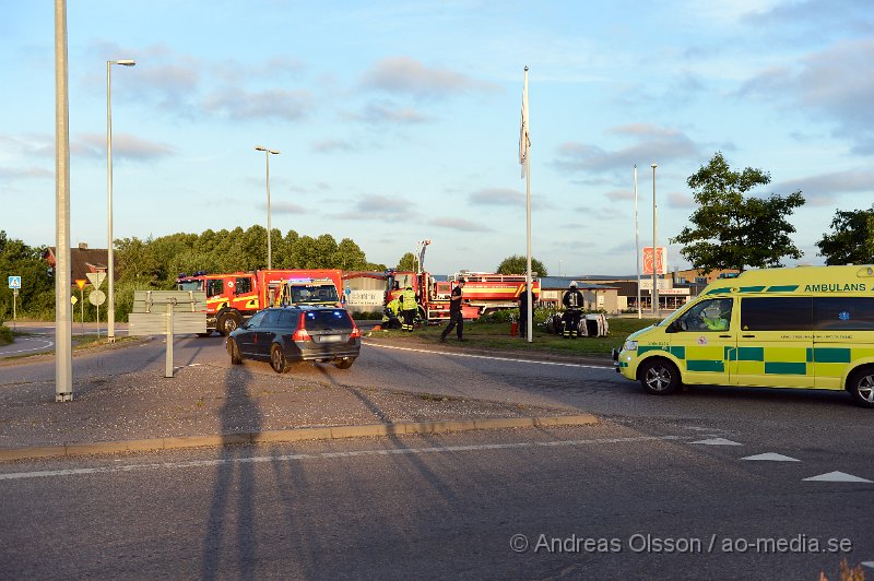 DSC_8390.JPG - Strax efter 05 på morgonen larmades räddningstjänst, ambulans och polis till en singelolycka med en mc vid rondellen i utkanten av centrala Klippan. Det var en mc förare som av oklar anledning vält i rondellen. Skadeläget på mc föraren är oklart men fördes med ambulans till sjukhus. Begränsad framkomlighet under räddningsarbetet.