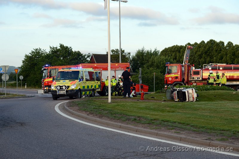 DSC_8395.JPG - Strax efter 05 på morgonen larmades räddningstjänst, ambulans och polis till en singelolycka med en mc vid rondellen i utkanten av centrala Klippan. Det var en mc förare som av oklar anledning vält i rondellen. Skadeläget på mc föraren är oklart men fördes med ambulans till sjukhus. Begränsad framkomlighet under räddningsarbetet.