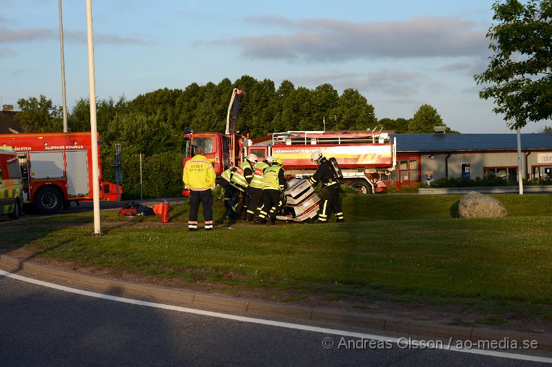 DSC_8400.JPG - Strax efter 05 på morgonen larmades räddningstjänst, ambulans och polis till en singelolycka med en mc vid rondellen i utkanten av centrala Klippan. Det var en mc förare som av oklar anledning vält i rondellen. Skadeläget på mc föraren är oklart men fördes med ambulans till sjukhus. Begränsad framkomlighet under räddningsarbetet.