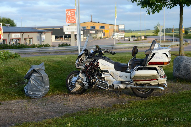 DSC_8404.JPG - Strax efter 05 på morgonen larmades räddningstjänst, ambulans och polis till en singelolycka med en mc vid rondellen i utkanten av centrala Klippan. Det var en mc förare som av oklar anledning vält i rondellen. Skadeläget på mc föraren är oklart men fördes med ambulans till sjukhus. Begränsad framkomlighet under räddningsarbetet.